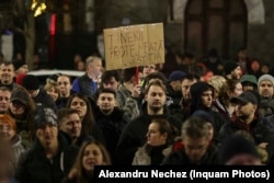 Câteva sute de persoane protestează în fața sediului Consiliului Superior al Magistraturii, miercuri, 10 decembrie 2025.