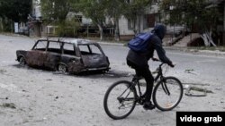 За даними місцевої влади, в одному з випадків дрон влучив у легковий автомобіль, у якому пересувалися місцеві жителі. Внаслідок вибуху двоє людей загинули на місці 