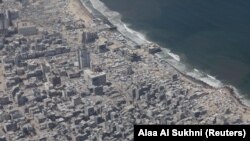 O imagine aeriană dintr-un avion militar iordanian, care livrează ajutor umanitar, arată Fâșia Gaza pe 17 august 2025. 