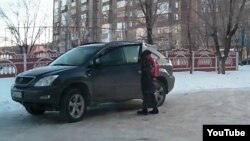  Lexus RX300, за руль которого сел подросток.  