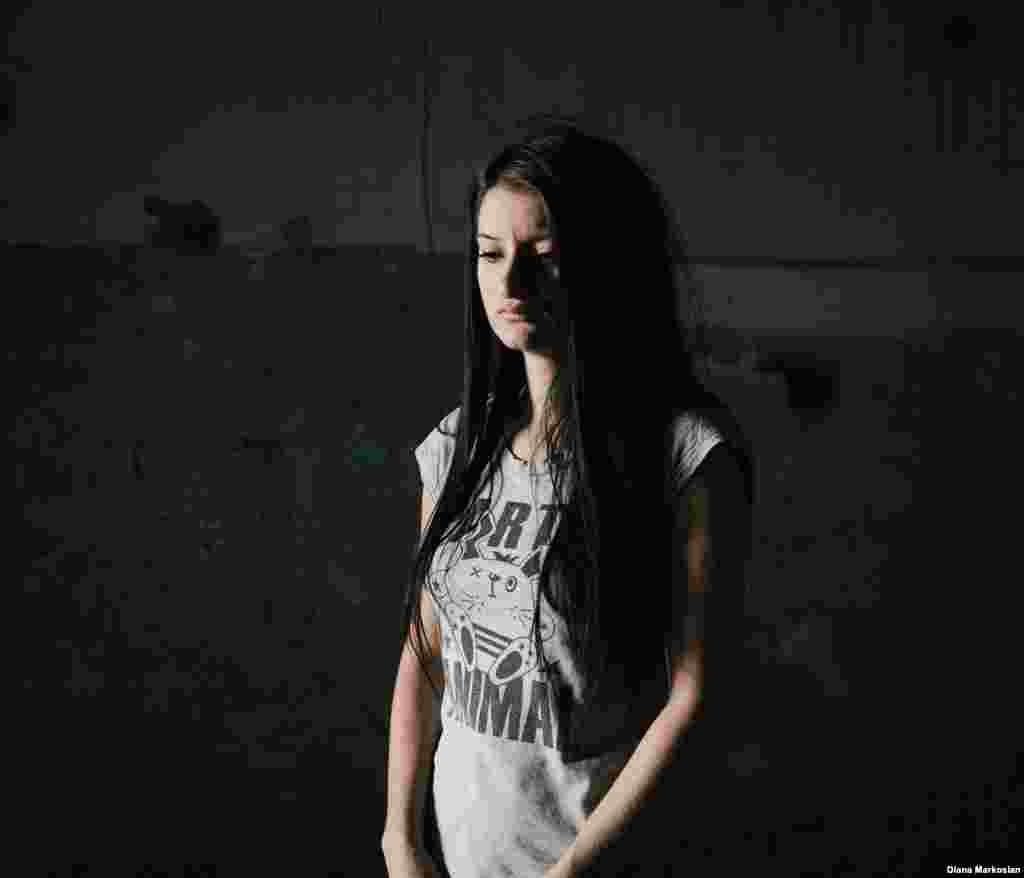 1 вересня 2004 року Христині Дзгоєвій було 11 років. Вона прийшла в школу зі своєю матір'ю та 10-річною сестрою Дзерою. Потрапивши в заручники, вони намагалися триматися всі разом, але під час вибухів на третій день втратили один одного. Христина та її мати врятувалися, але Дзера загинула. Вони завжди жили неподалік школи, але після теракту переїхали на кілька кварталів подалі від неї. На фотографії Христина зображена в своєму колишньому класі. Всі свої спогади про теракт вона зберігає в щоденнику. 10 років потому вона вчиться в Москві і вважає за краще перебувати подалі від Беслана. &laquo;Тут мені нічого не треба&raquo;, &ndash; каже вона.&nbsp;