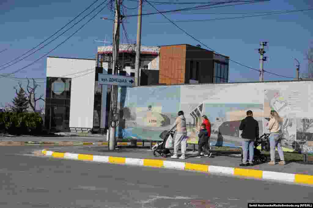 Романівка, передмістя Ірпеня.Ліворуч фото від 7 березня 2022, праворуч – березень 2025 року