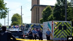 Policët dhe autoambulancat në afërsi të shkollës ku ndodhën të shtënat. 