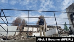 Баткен облусунун кыргыз-тажик чек арасындагы "Көк-Терек" айылындагы талкаланган үй. Май, 2021-жыл.