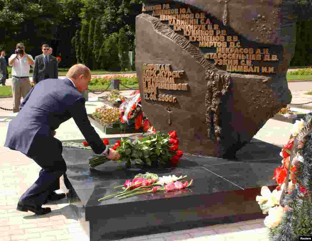 Președintele rus Vladimir Putin depune flori la monumentul celor 118 marinari care au murit la bordul submarinului nuclear &bdquo;Kursk&rdquo; în timpul unei vizite din orașul Kursk, în august 2003.