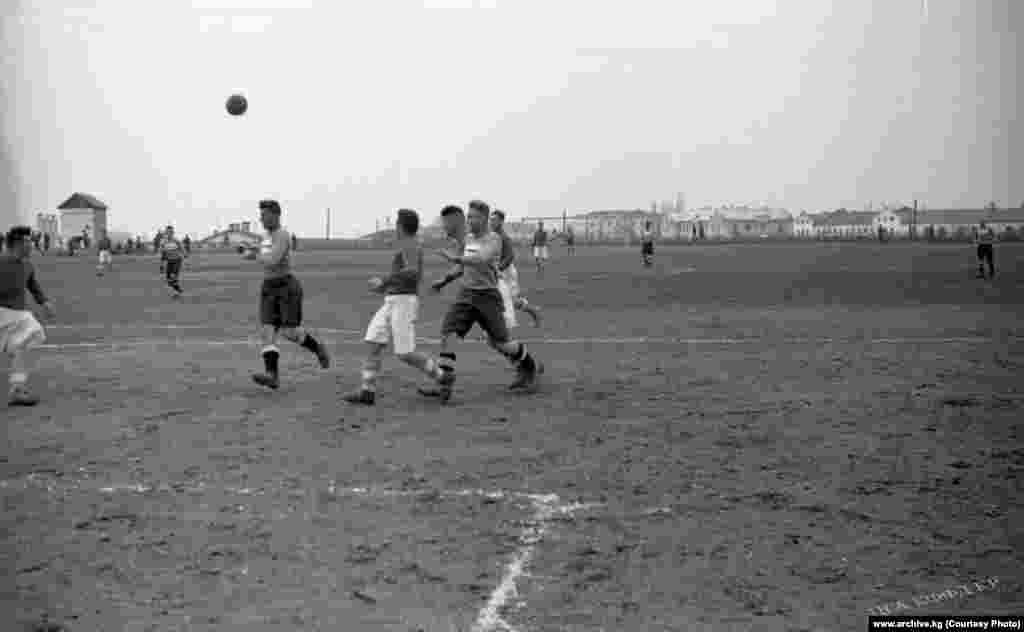 Фрунзе жана Ленинград шаарларынын футбол боюнча курама командаларынын беттеши. Фрунзе. 1946-жыл. Улуу Ата Мекендик согуш жылдары футболдук мелдештер өткөн эмес.&nbsp;