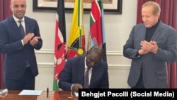 Ish-presidenti i Kosovës, Behgjet Pacolli (djathtas) pranë presidentit të Kenias, William Ruto (në mes).