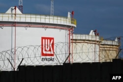 Rezervoari za gorivo kompanije Lukoil u terminalu luke Rosenets u blizini grada Burgasa na obali Crnog mora, arhivska fotografija