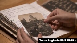 ფოტო სანდრო ნათაძის მიერ შეგროვილი ფოტოალბომიდან - ერთ-ერთი მომღერალი, პართენ არჯევანიშვილი (ფოტოები დაცულია ფოლკლორის ცენტრის არქივში)