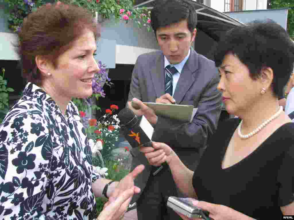 Бывший посол США в КР Мари Йованович дает интервью Бюбюкан Досалиевой.