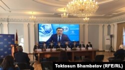 Шанхай Кызматташтык Уюмунун байкоочулар мисссиясы басма сөз жыйынында. Чоң экранда миссиянын жетекчиси Владимир Норов. 11-январь, 2021-жыл.