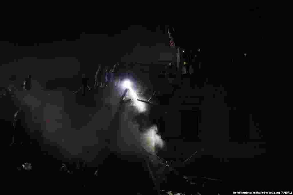 Рятувальники працюють на місці влучання російської ракети в житловий будинок у Святошинському районі Києва, 24 квітня 2025 року