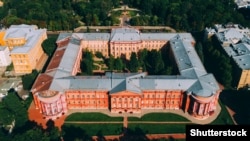 Головна будівля Київського національного університету імені Тараса Шевченка. Вигляд з боку Ботанічного саду імені академіка Олександра Фоміна