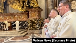 Беларускія пілігрымы на імшы ў Саборы сьвятога Пятра