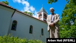 Ivan Gashi para kishës në fshatin Brus.