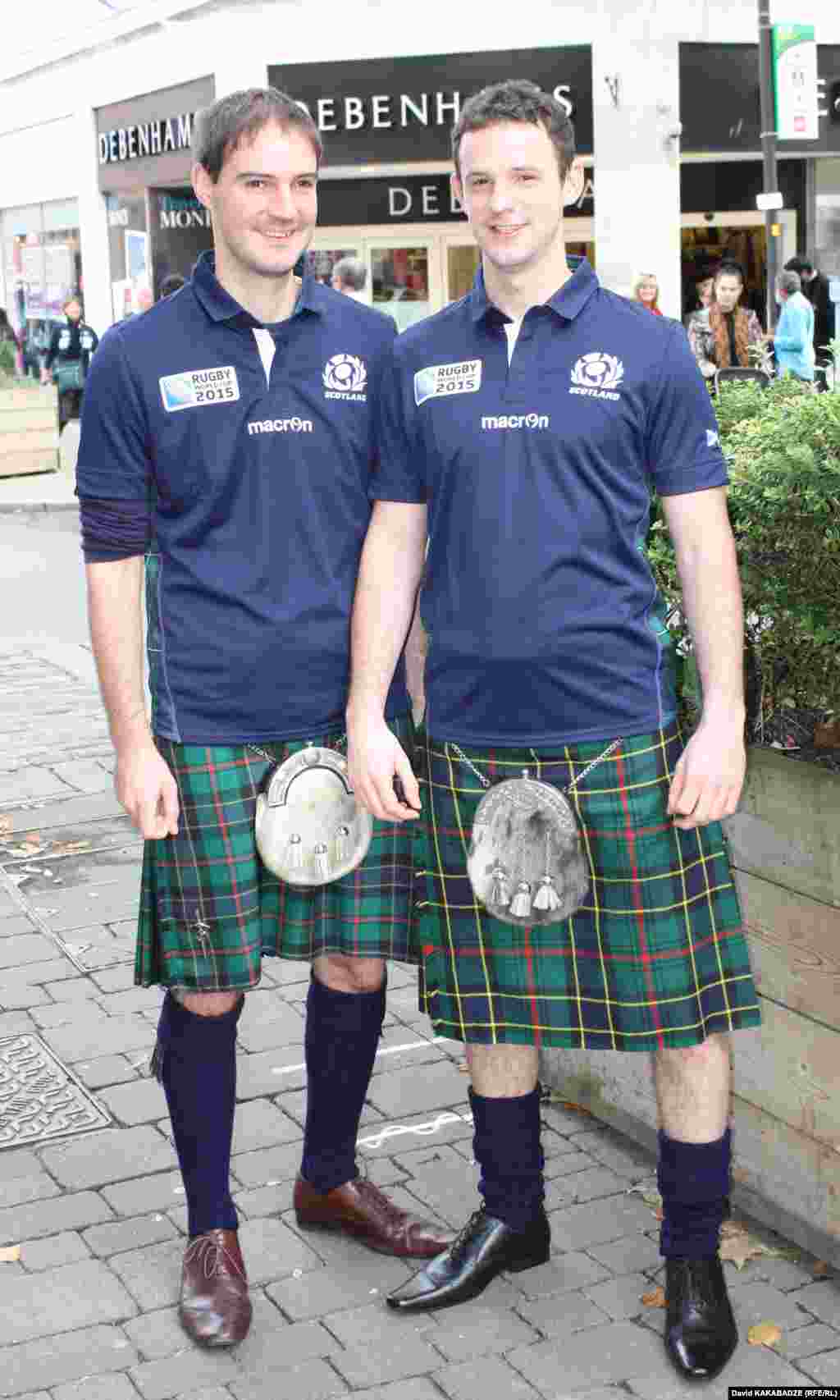 "კაბიანი" ბიჭები...