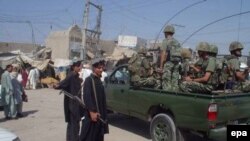 په میرامشا کې پوځیان د ګزمې پر مهال - پخوانی انځور.