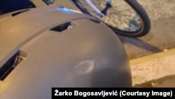 Tragovi od udarca na kacigi koju je novinar nosio na glavi kada je napadnut, Novi Sad, 13. avgust 2025.