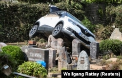 O mașină a rămas în cimitirul din Dernau, Germania, după retragerea apelor.