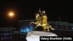 2015-nji ýylyň 25-nji maýynda Türkmenistanyň paýtagty Aşgabat şäherinde Gurbanguly Berdimuhamedowyň altyn çaýylan at üstündäki heýkeli açyldy. Bu heýkel Berdimuhamedowyň şahsyýet kultunyň dabaralandyrylmagyna mysal boldy.