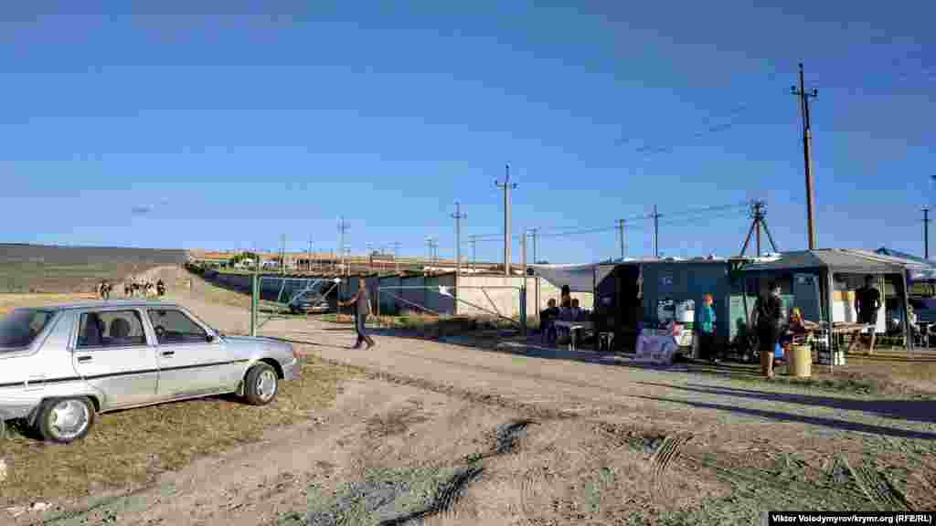 А ці поля перебувають у власності приватного підприємства &laquo;Крим-Аромат&raquo;. В'їзд на автомобілі сюди закритий. Охоронець на вході просить не рвати лаванду