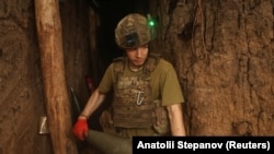 Un militar din Brigada 28 Mecanizată Separată a Forțelor Armate Ucrainene cară un obuz lângă orașul de front Torețk din regiunea Donețk, Ucraina, 2 iunie 2025. Fotografie generică.