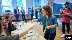 Liderul Partidului pentru Animale, Esther Ouwehand ia buletinul de vot pentru alegerile europene într-o secție de votare, la Haga, pe 6 iunie 2024, în prima zi a alegerilor pentru Parlamentul European.