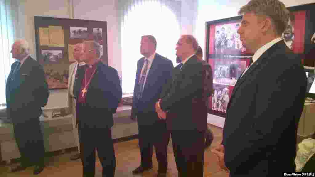 Чрезвычайный и Полномочный посол Эстонии Яан Рейнхольд (справа): "В Эстонии каждая семья, в принципе, была затронута с Карлагом. Из каждой семьи кого-то выселяли. Эстонцы - маленький народ и очень пострадали. Мы благодарны казахстанской стороне, что сохранили здесь память о Карлаге. Открытый сегодня в Спасске памятник - это первый для эстонцев памятный знак в Казахстане, еще один памятник установим в этом году в АЛЖИРе (Акмолинский лагерь жен "изменников" родины, его музей находится близ Астаны). Это и объединяет наши народы, и откроет новые возможности для историков Эстонии и Казахстана. Это всё надо продолжать, чтобы ликвидировать белые пятна в нашей истории".