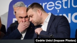 Ciprian Ciucu (dreapta), candidatul Partidului Național Liberal la primăria Bucureștiului, vorbind cu premierul Ilie Bolojan la sediul PNL, la aflarea rezultatelor exit-poll după alegerile din 7 decembrie 
