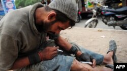 د نشه یې توکیو او جرمونو پرضد د ملګرو ملتونو ادارې "یو این او ډي سي" مطابق په پاکستان کې دا مهال څه باندې ۶۷ لاکه کسان په نشو اخته شوي دي. (انځور: ارشیف)