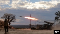 د سوریې حکومت مخالفه وسلوال پر حما ښار توغندي وروي - د ډېسېمبر څلورمې انځور. 