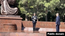 Глава МИД РФ Сергей Лавров у мемориала «Скорбящая мать» в Самарканде, 23 апреля 2025 года