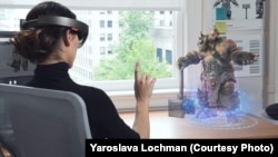 «Створює собі безпеку і добробут, а отже надійний мир, розумна, освічена нація» – Веселовський.  На фото – одне з використань технології Mixed Reality, в розробці якої беруть участь українські дослідники