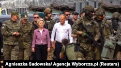 Урсула Фон дер Ляйен жана Польшанын премьери Дональд Туск аскерлер менен