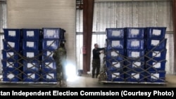 روند انتقال مواد حساس انتخابات ریاست جمهوری به ولایت‌های افغانستان