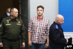 Protasevici este folosit acum de guvernul belarus pentru a transmite opoziției mesajul că nu sunt în siguranță nici în afara Belarusului.