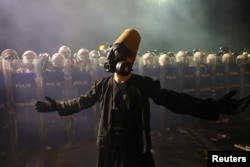 Istanbuldagi namoyishchi.