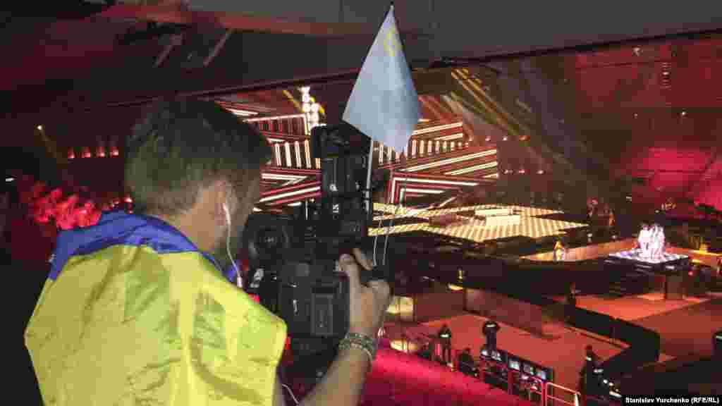 Травень 2016. Того ж року Україну на пісенному конкурсі &laquo;Євробачення&raquo; в Стокгольмі представляла Джамала. Трагічну історію своєї родини та всього кримськотатарського народу вона вклала в пісню &laquo;1944&raquo;, яка принесла їй перемогу. Однак напередодні фіналу керівництво &laquo;Євробачення&raquo; заборонило учасникам і глядачам конкурсу приносити з собою прапор кримських татар, посилаючись на те, що він не державний. Так прапор із тамгою опинився в одному забороненому списку з прапором угруповання &laquo;ДНР&raquo; і невизнаного Придністров'я. Однак комусь пронести кримськотатарський прапор повз невсипуще око організаторів конкурсу все ж вдалося