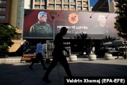 Një bilbord i vendosur në Prishtinë në përkrahje të ish-krerëve të UÇK-së, Hashim Thaçi dhe Kadri Veseli. Korrik, 2020.