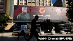 Fotografitë e Hashim Thaçit dhe Kadri Veselit të vendosura në Prishtinë me mbishkrimin: "Heronj të luftës dhe paqes". Fotografi nga arkivi. 