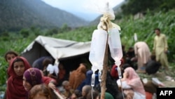 کونړ کې د زلزلې له امله زیانمن خلک او د هغوی بېړنۍ درملنه 