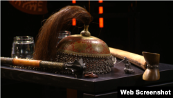 Справа – небольшая статуэтка крымскотатарского воина, вооруженного ружьем «янычарка»