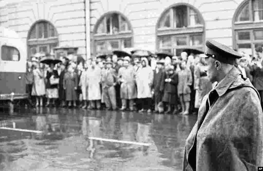 Московський міліціонер спостерігає за натовпом, який зібрався біля Будинку союзів у Москві 17 серпня 1960 року, під час початку шпигунського процесу