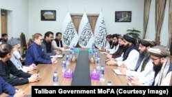 د افغانستان لپاره د پاکستان ځانګړي استازي محمد صادق خان په مشرۍ پلاوی (کیڼ لوري ته) د طالبانو د بهرنیو چارو د سرپرست وزیر امیر خان متقي په مشرۍ له پلاوي سره خبرې کوي - د اپرېل ۱۶مې انځور. 