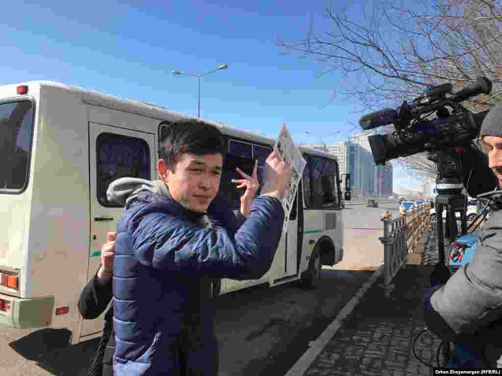 22 наурызда Астанада "Шапағат" сауда орталығының маңында полиция адамдарды ұстап әкетті. Бұл оқиғаны түсіруге барған Азаттық тілшілері Өркен Жоямерген мен Тимур Айтмұханбетовке сол маңда жүрген, өздерін "студентпіз" деп таныстырған бір топ жас жұмыс істеуге кедергі келтірді.&nbsp;&nbsp;Жастардың бірі Азаттықтың түсірілім тобының камерасын қағазбен көлегейлеп тұр.