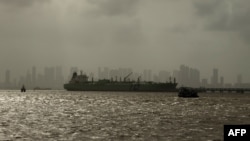 На цьому знімку, зробленому 5 серпня 2023 року, російський нафтовий танкер пливе в Аравійському морі біля узбережжя Мумбаї до Індії