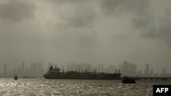 Танкер на рейді індійського порту Мумбай, фото ілюстративне