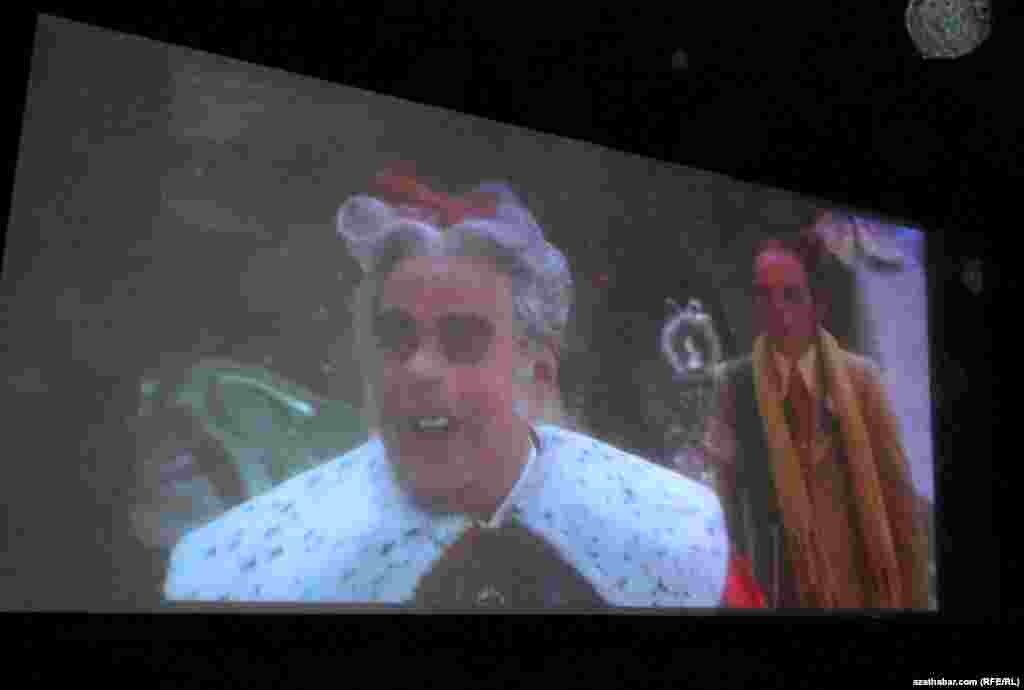 "Aşgabat" kinoteatrynda görkezilýän amerikan filmleriniň biri.