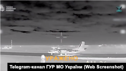 Скриншот с видео ГУР МО Украины, на котором дрон атакует российский транспортник Ан-26 в Крыму
