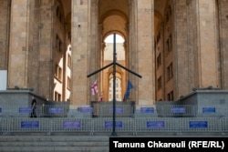 2021 წლის 5 ივლისს ძალადობრივი ჯგუფების მიერ აღმართული ჯვარი ამ დრომდე დგას საკანონმდებლო ორგანოს წინ - რკინის კონსტრუქციის აქ განთავსებაზე არ არსებობს არც ერთი სახელმწიფო უწყების ნებართვა